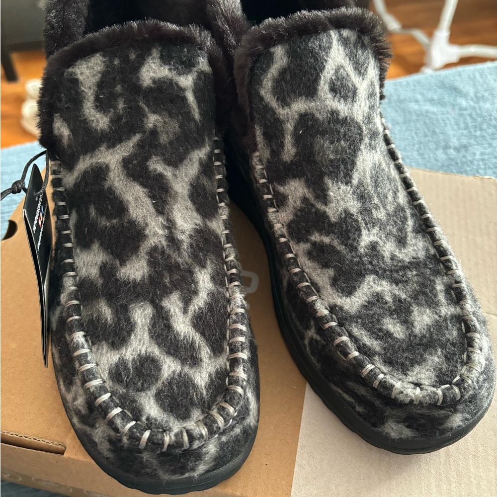 NWT Women’s leopard print HeyDudes, size 8
